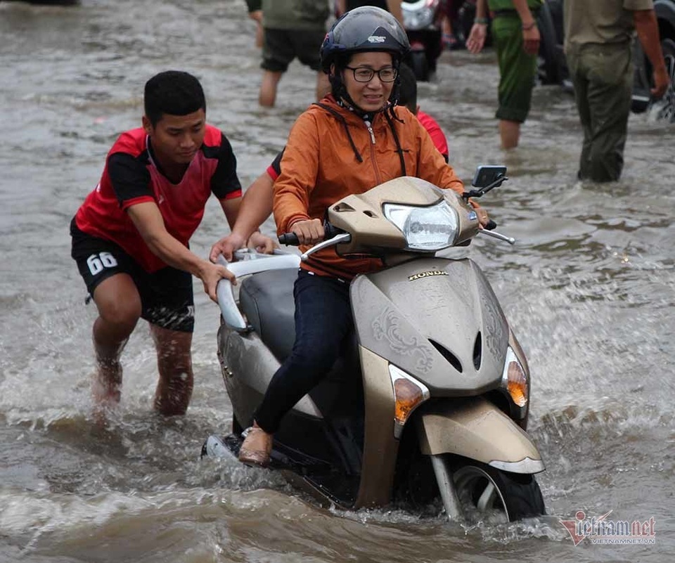 Công an Cần Thơ gò lưng giúp dân đẩy xe chết máy trong biển nước - 15 Công an Cần Thơ gò lưng giúp dân đẩy xe chết máy trong biển nước - 15