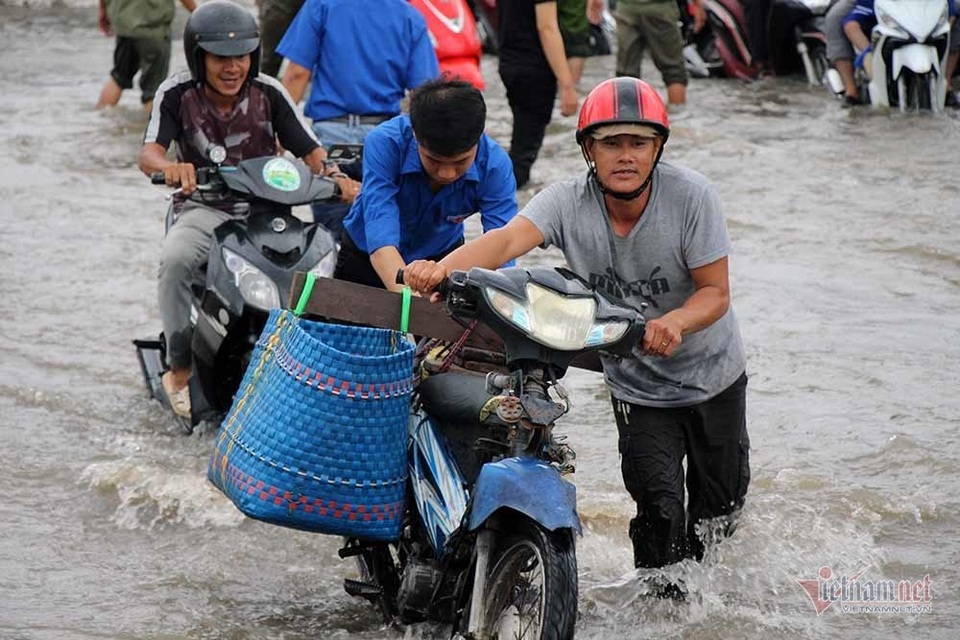 Công an Cần Thơ gò lưng giúp dân đẩy xe chết máy trong biển nước - 16 Công an Cần Thơ gò lưng giúp dân đẩy xe chết máy trong biển nước - 16