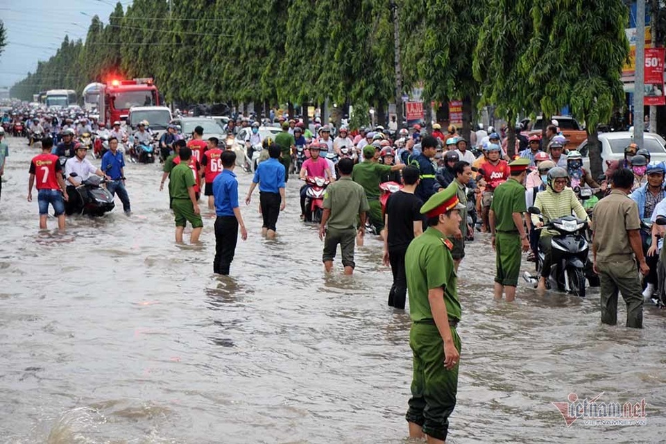 Công an Cần Thơ gò lưng giúp dân đẩy xe chết máy trong biển nước - 2 Công an Cần Thơ gò lưng giúp dân đẩy xe chết máy trong biển nước - 2
