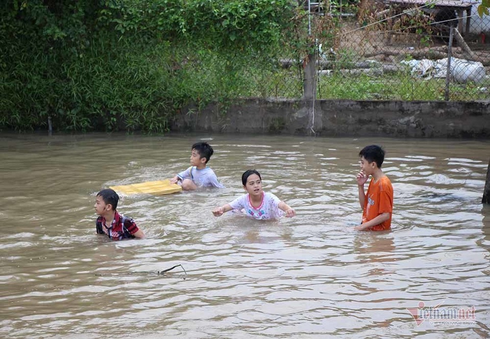 Công an Cần Thơ gò lưng giúp dân đẩy xe chết máy trong biển nước - 21 Công an Cần Thơ gò lưng giúp dân đẩy xe chết máy trong biển nước - 21