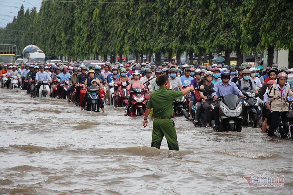 Công an Cần Thơ gò lưng giúp dân đẩy xe chết máy trong biển nước - 23 Công an Cần Thơ gò lưng giúp dân đẩy xe chết máy trong biển nước - 23