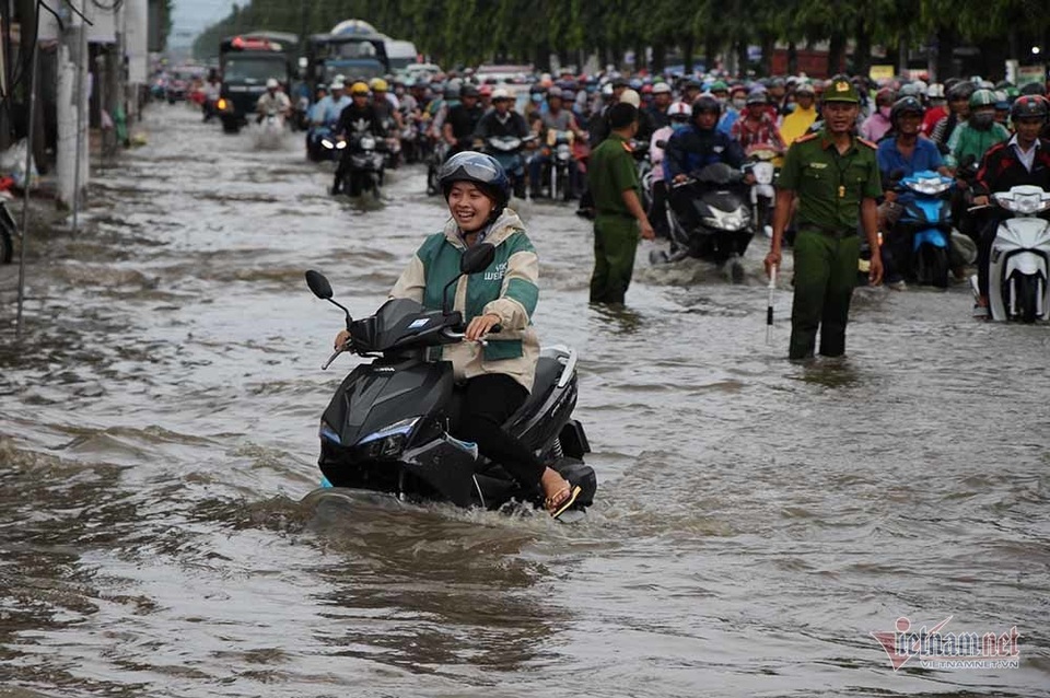 Công an Cần Thơ gò lưng giúp dân đẩy xe chết máy trong biển nước - 24 Công an Cần Thơ gò lưng giúp dân đẩy xe chết máy trong biển nước - 24