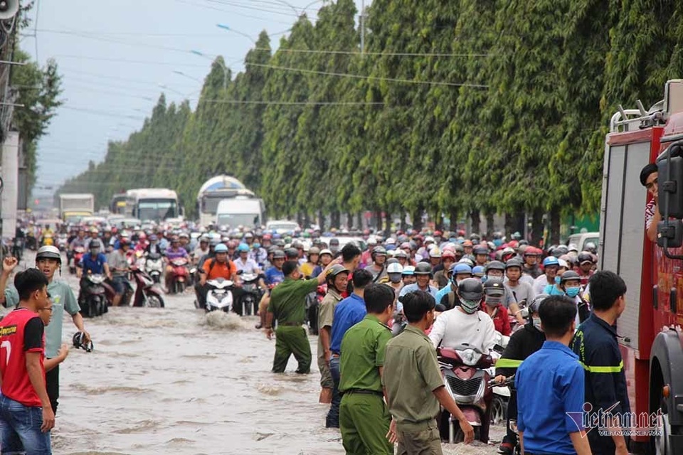 Công an Cần Thơ gò lưng giúp dân đẩy xe chết máy trong biển nước - 3 Công an Cần Thơ gò lưng giúp dân đẩy xe chết máy trong biển nước - 3