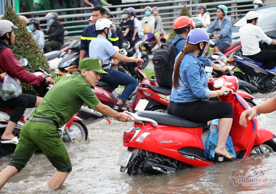 Công an Cần Thơ gò lưng giúp dân đẩy xe chết máy trong biển nước - 4 Công an Cần Thơ gò lưng giúp dân đẩy xe chết máy trong biển nước - 4