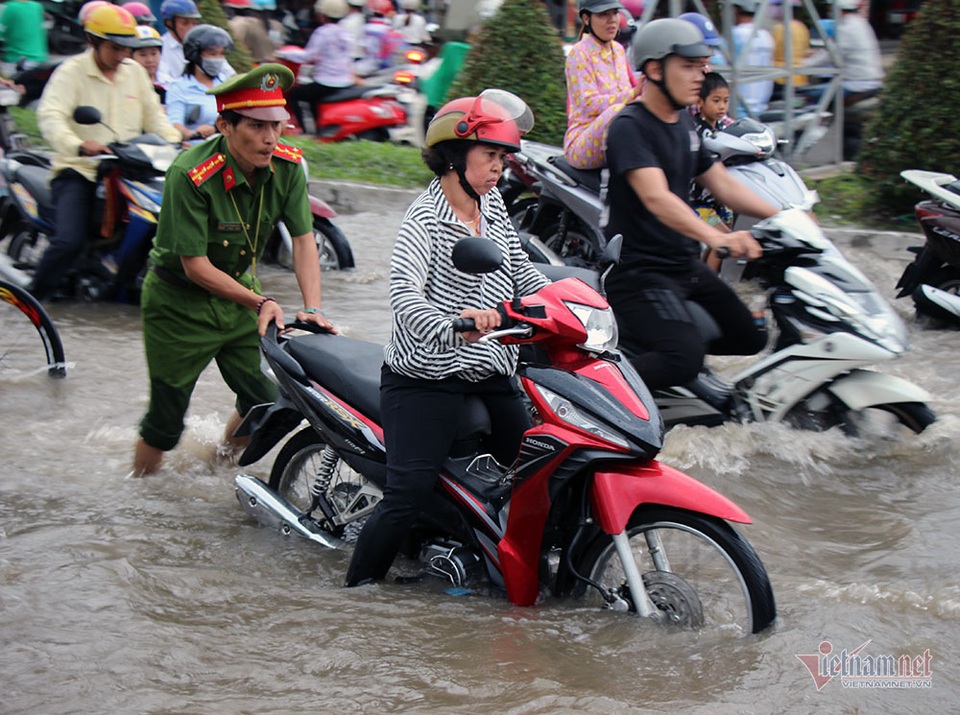Công an Cần Thơ gò lưng giúp dân đẩy xe chết máy trong biển nước - 5 Công an Cần Thơ gò lưng giúp dân đẩy xe chết máy trong biển nước - 5