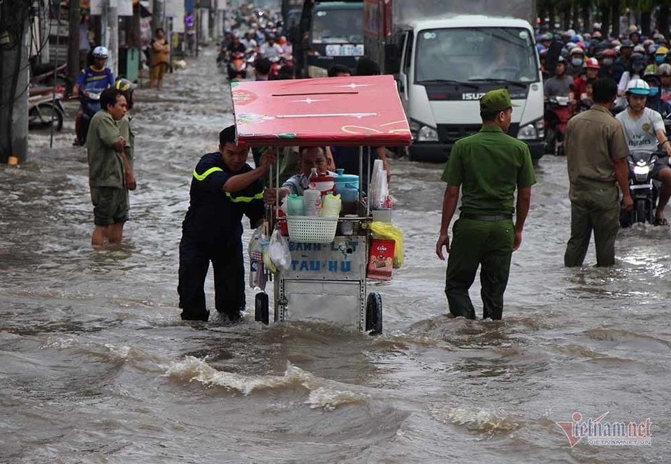 Công an Cần Thơ gò lưng giúp dân đẩy xe chết máy trong biển nước - 7 Công an Cần Thơ gò lưng giúp dân đẩy xe chết máy trong biển nước - 7
