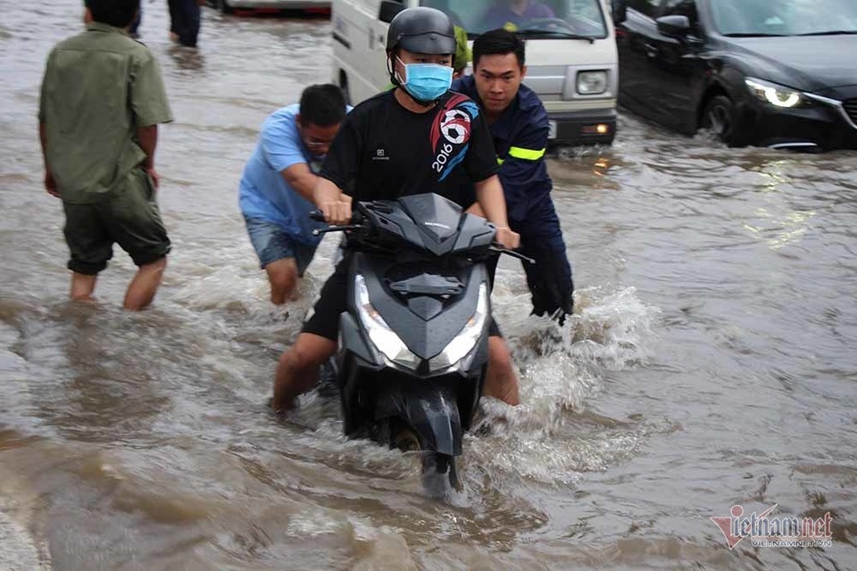 Công an Cần Thơ gò lưng giúp dân đẩy xe chết máy trong biển nước - 8 Công an Cần Thơ gò lưng giúp dân đẩy xe chết máy trong biển nước - 8
