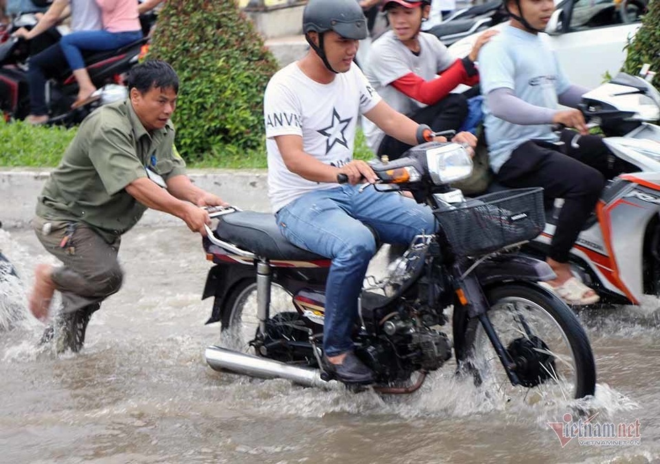 Công an Cần Thơ gò lưng giúp dân đẩy xe chết máy trong biển nước - 9 Công an Cần Thơ gò lưng giúp dân đẩy xe chết máy trong biển nước - 9