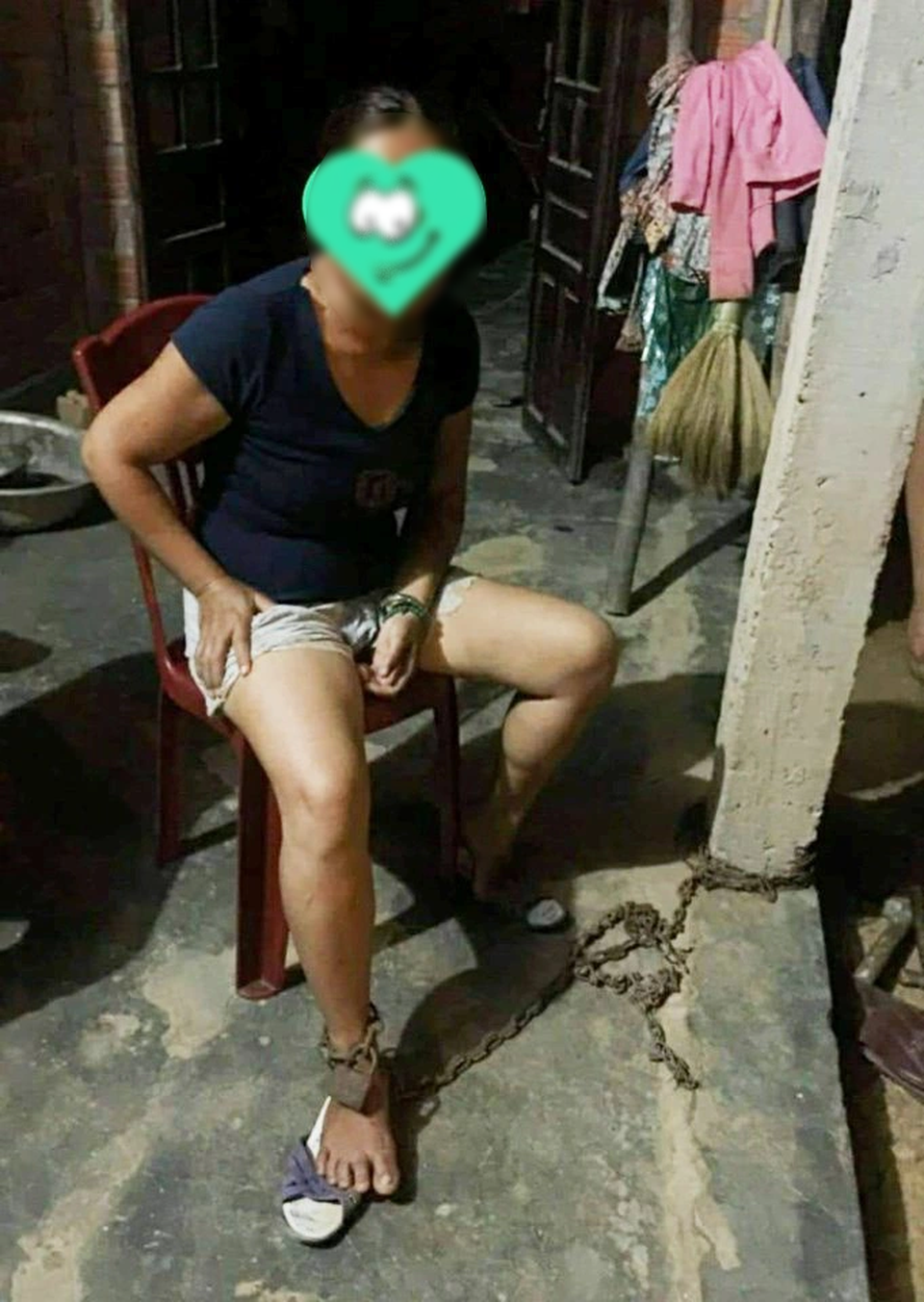 Không xin được tiền đi đánh bạc, chồng xích chân vợ vào cột nhà - 1 Không xin được tiền đi đánh bạc, chồng xích chân vợ vào cột nhà - 1