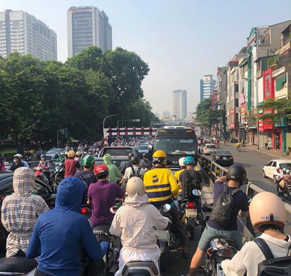 Phạt 1 triệu đồng, tước bằng lái tài xế đi ngược chiều trên cầu vượt Thái Hà - 1 Phạt 1 triệu đồng, tước bằng lái tài xế đi ngược chiều trên cầu vượt Thái Hà - 1
