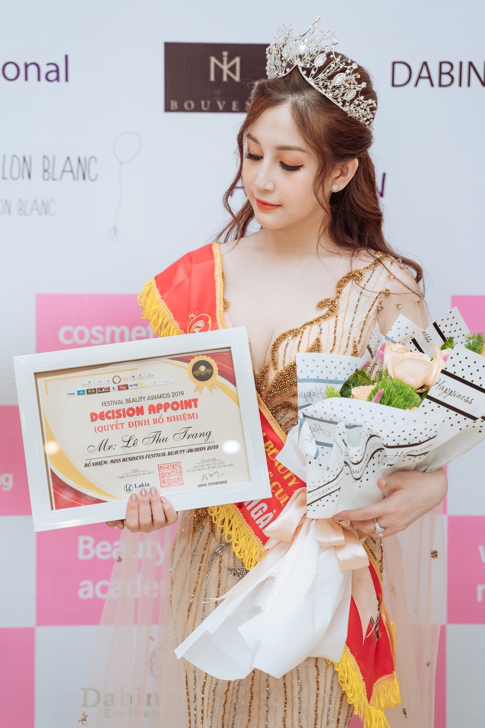 Doanh nhân Sophie Lê Trang dành cú đúp giải thưởng tại Festival Beauty Awards 2019 - 6 Doanh nhân Sophie Lê Trang dành cú đúp giải thưởng tại Festival Beauty Awards 2019 - 6