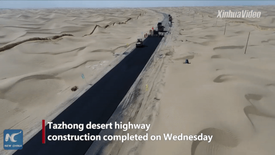 Đường cao tốc giữa sa mạc lớn nhất Trung Quốc dài 136 km - 1 Đường cao tốc giữa sa mạc lớn nhất Trung Quốc dài 136 km - 1