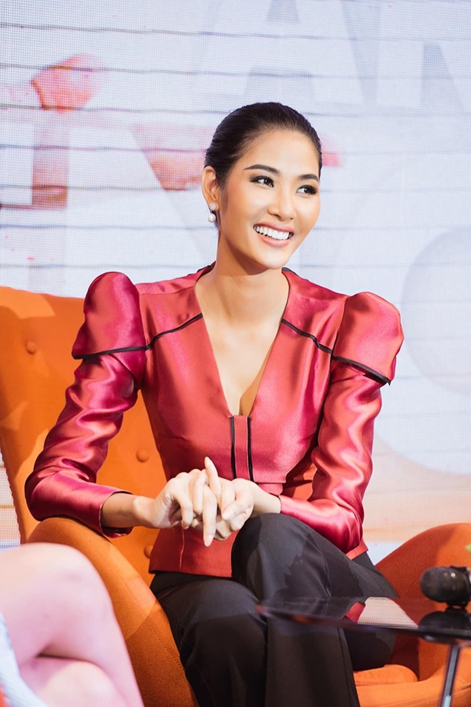 Hoàng Thuỳ khoe nhan sắc “lên hương” nhờ chỉnh răng trước thềm Miss Universe 2019 - 2 Hoàng Thuỳ khoe nhan sắc “lên hương” nhờ chỉnh răng trước thềm Miss Universe 2019 - 2