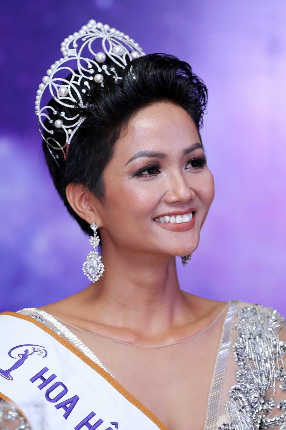 Hoàng Thuỳ khoe nhan sắc “lên hương” nhờ chỉnh răng trước thềm Miss Universe 2019 - 6 Hoàng Thuỳ khoe nhan sắc “lên hương” nhờ chỉnh răng trước thềm Miss Universe 2019 - 6