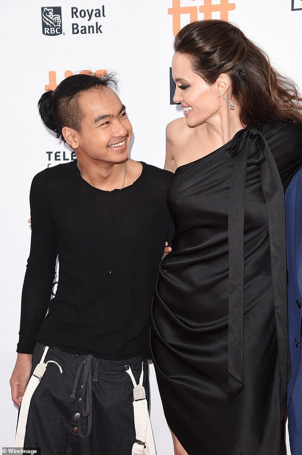 Angelina Jolie hạnh phúc đưa các con dự công chiếu phim mới - 3 Angelina Jolie hạnh phúc đưa các con dự công chiếu phim mới - 3