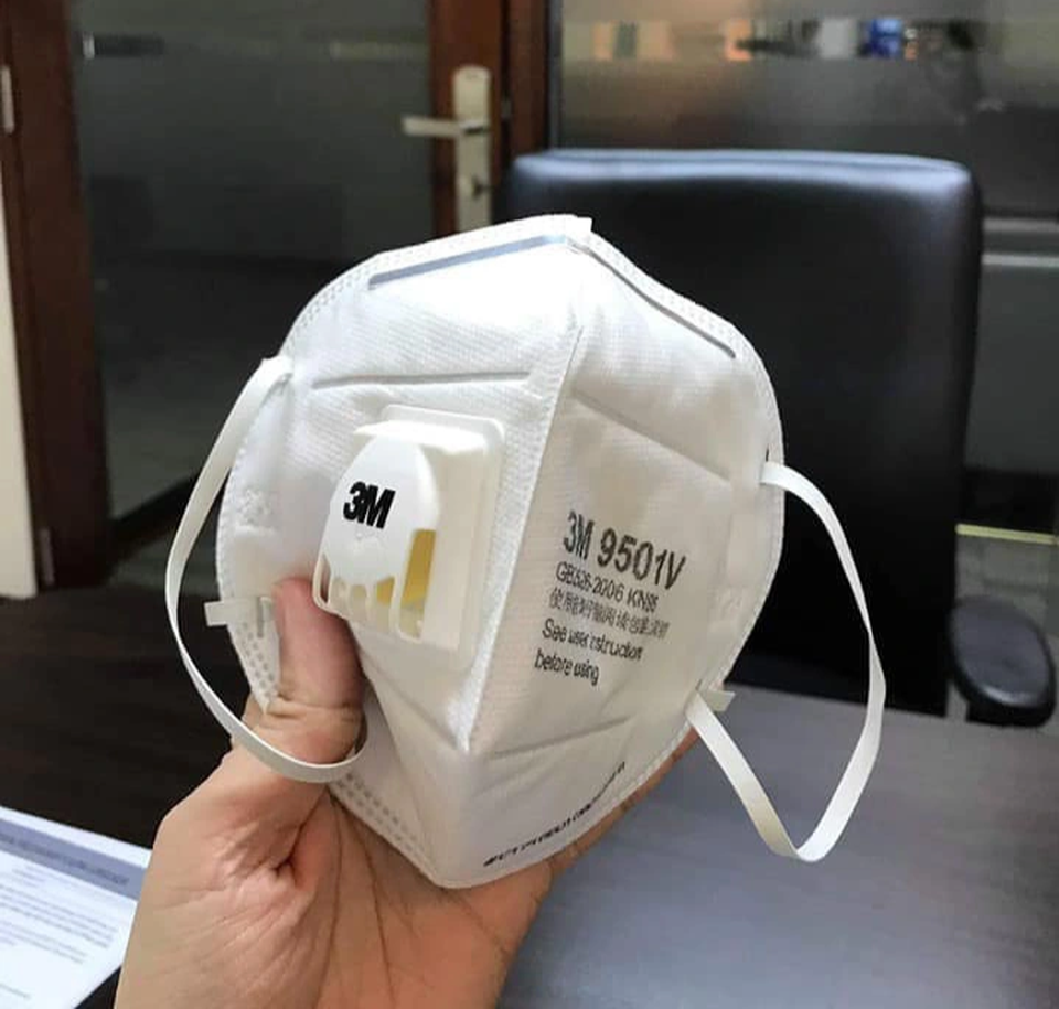 Gần nửa triệu một hộp khẩu trang giấy, dân Hà Nội “cắn răng” mua về chống bụi mịn - 1 Gần nửa triệu một hộp khẩu trang giấy, dân Hà Nội “cắn răng” mua về chống bụi mịn - 1