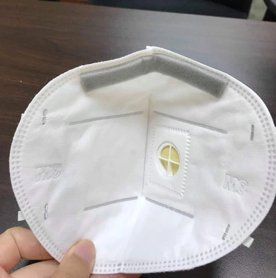 Gần nửa triệu một hộp khẩu trang giấy, dân Hà Nội “cắn răng” mua về chống bụi mịn - 3 Gần nửa triệu một hộp khẩu trang giấy, dân Hà Nội “cắn răng” mua về chống bụi mịn - 3