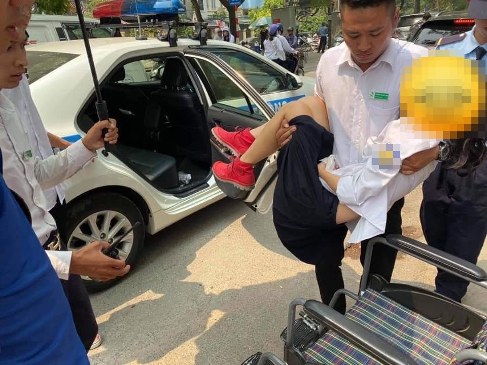Nữ sinh Hà Nội bị cành cây rơi trúng đầu bất tỉnh, được CSGT đưa đi cấp cứu - 1 Nữ sinh Hà Nội bị cành cây rơi trúng đầu bất tỉnh, được CSGT đưa đi cấp cứu - 1