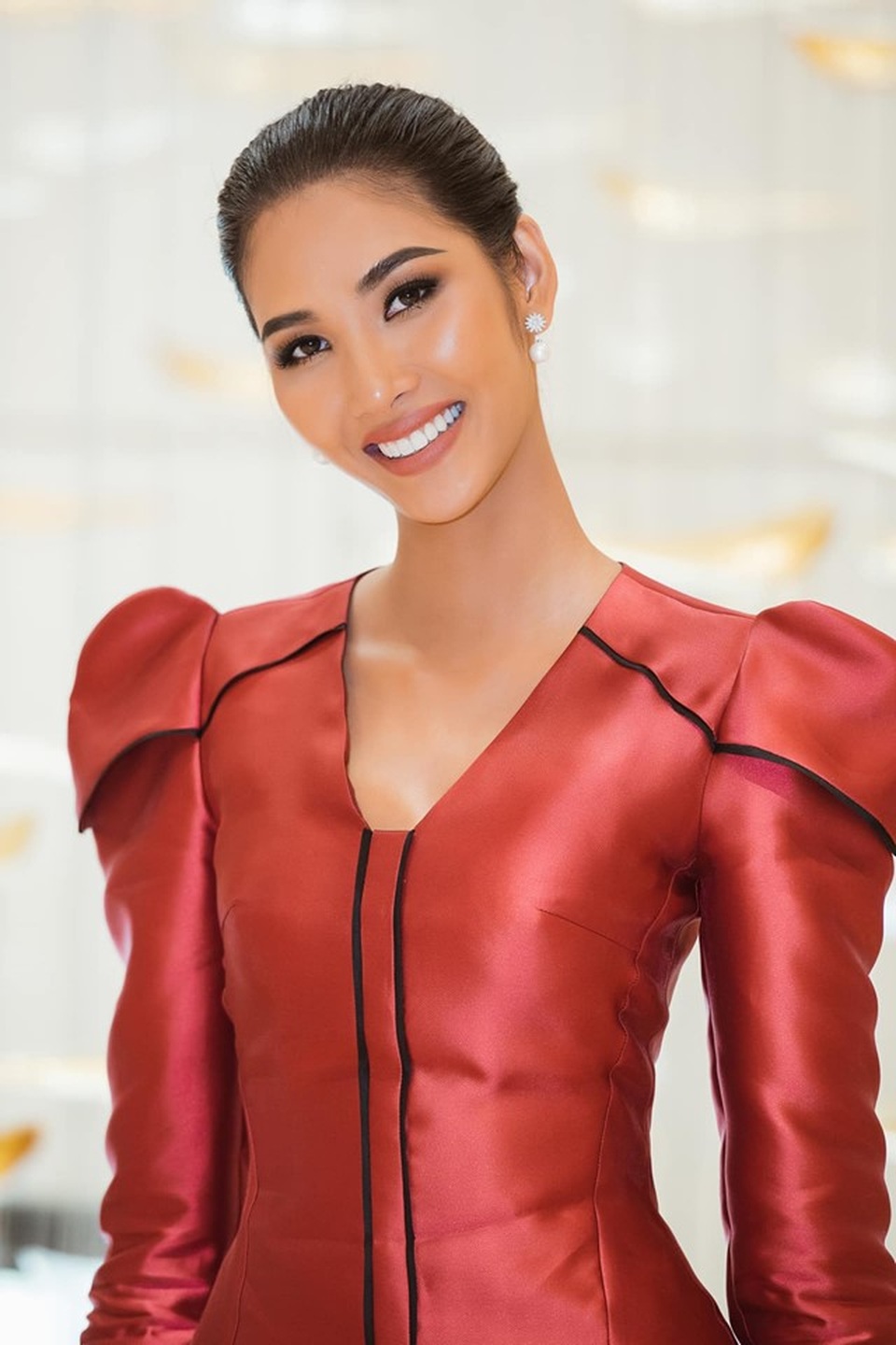Hoàng Thuỳ khoe nhan sắc “lên hương” nhờ chỉnh răng trước thềm Miss Universe 2019 - 1 Hoàng Thuỳ khoe nhan sắc “lên hương” nhờ chỉnh răng trước thềm Miss Universe 2019 - 1