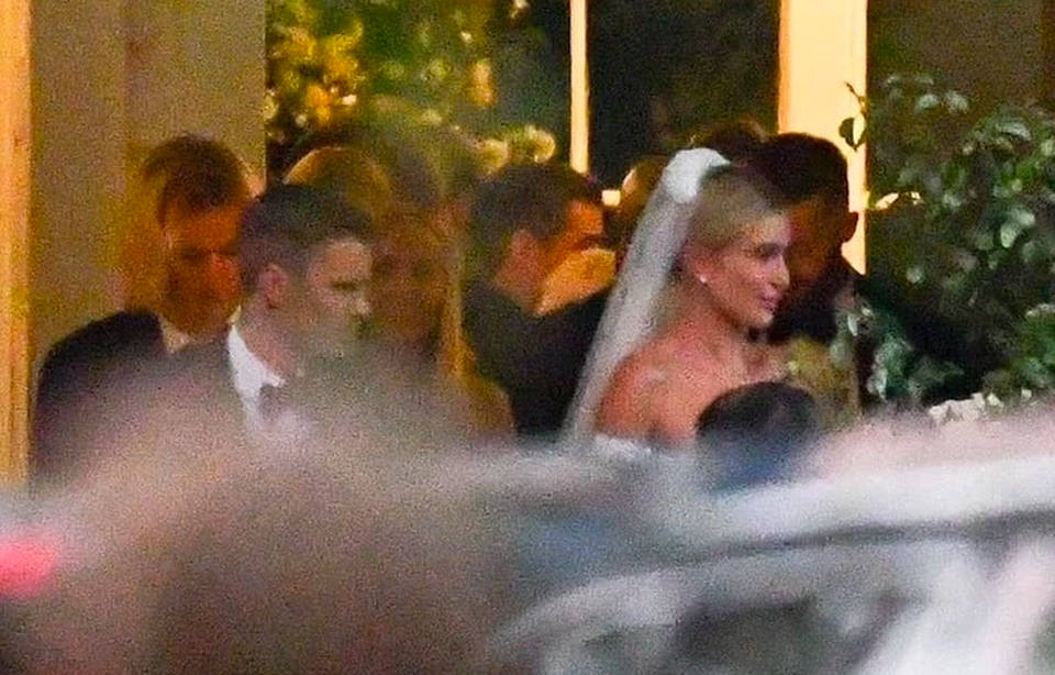 Justin Bieber hôn môi bà xã Hailey Baldwin say đắm trong hôn lễ thế kỷ - 2 Justin Bieber hôn môi bà xã Hailey Baldwin say đắm trong hôn lễ thế kỷ - 2
