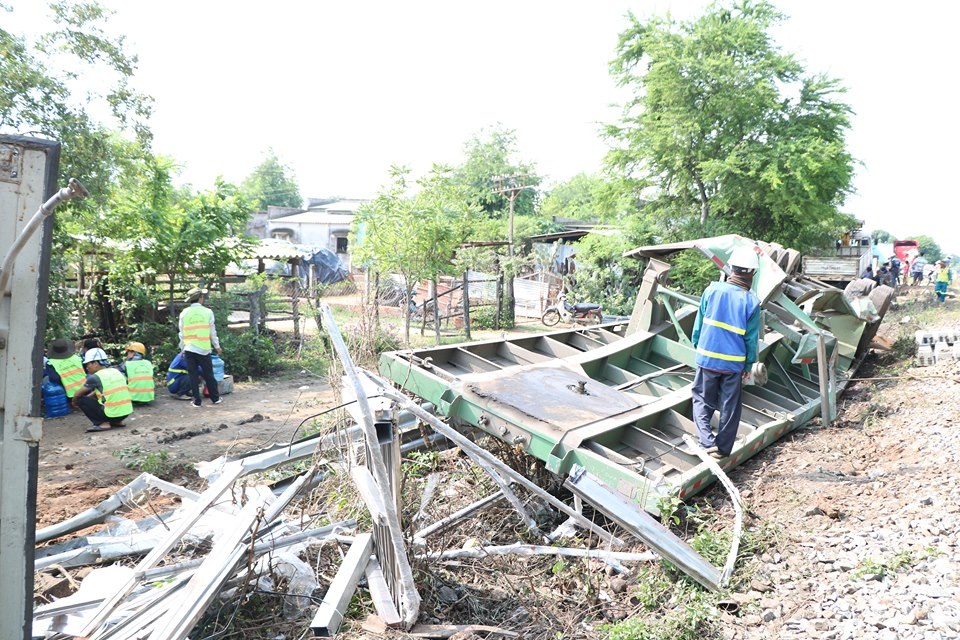 Xe container chở 18 tấn sắt bị tàu tông lật ngửa, tài xế may mắn thoát chết - 1 Xe container chở 18 tấn sắt bị tàu tông lật ngửa, tài xế may mắn thoát chết - 1