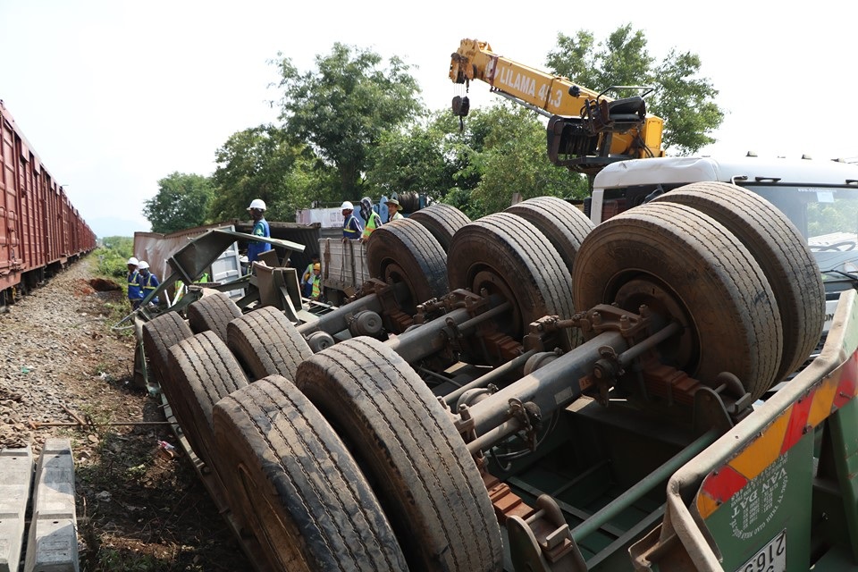 Xe container chở 18 tấn sắt bị tàu tông lật ngửa, tài xế may mắn thoát chết - 2 Xe container chở 18 tấn sắt bị tàu tông lật ngửa, tài xế may mắn thoát chết - 2