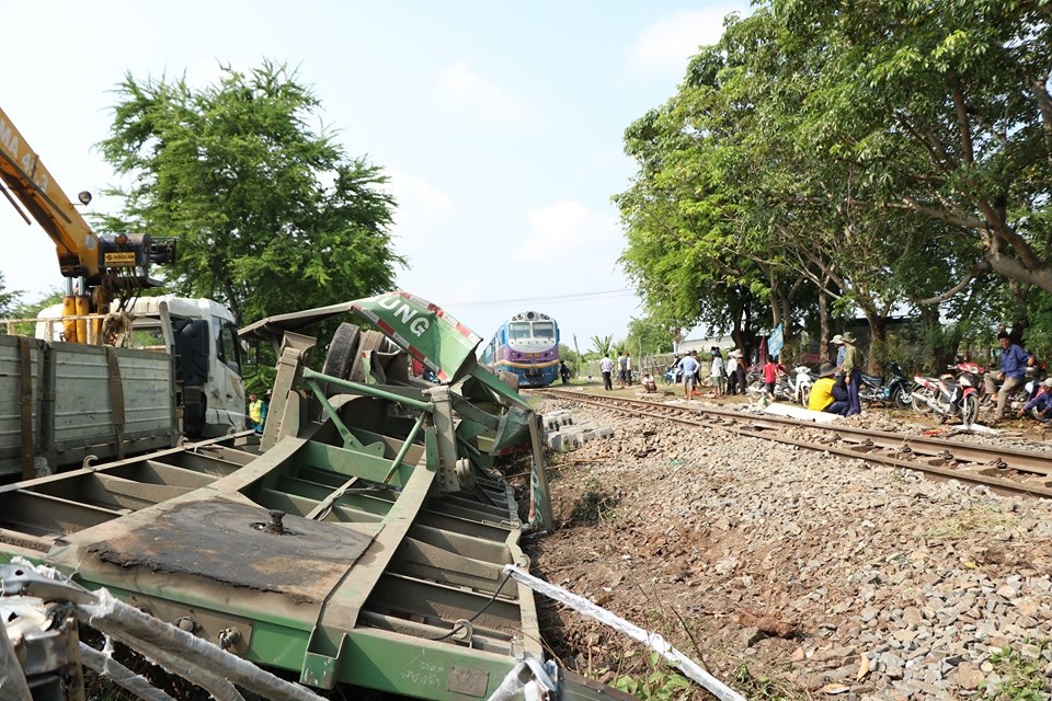 Xe container chở 18 tấn sắt bị tàu tông lật ngửa, tài xế may mắn thoát chết - 4 Xe container chở 18 tấn sắt bị tàu tông lật ngửa, tài xế may mắn thoát chết - 4