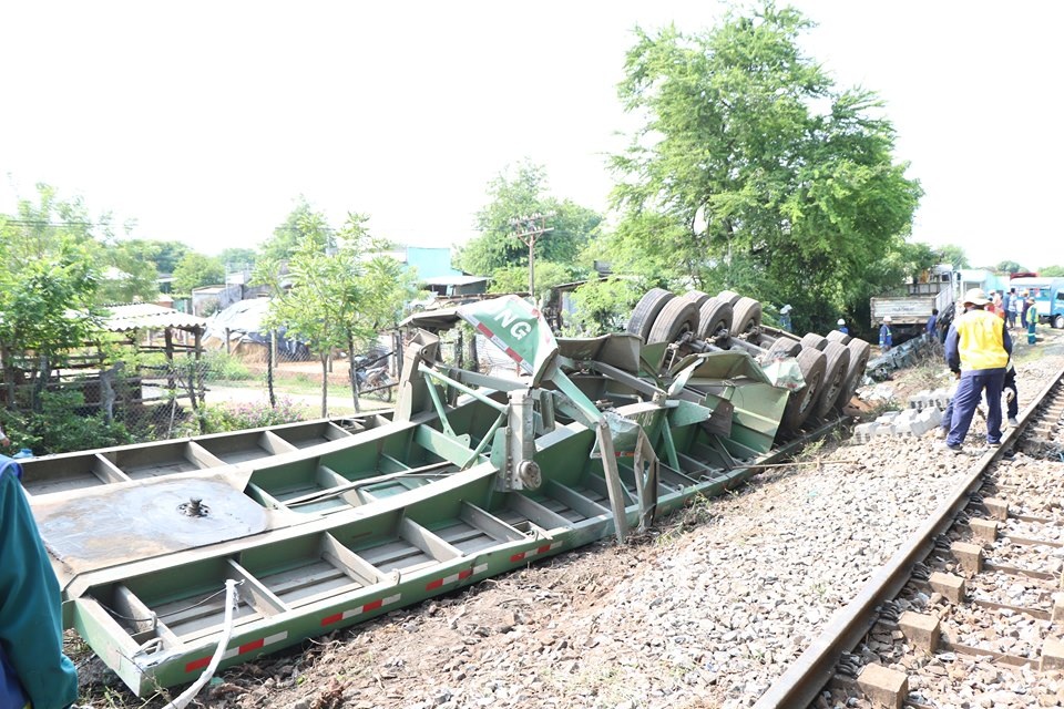 Xe container chở 18 tấn sắt bị tàu tông lật ngửa, tài xế may mắn thoát chết - 3 Xe container chở 18 tấn sắt bị tàu tông lật ngửa, tài xế may mắn thoát chết - 3