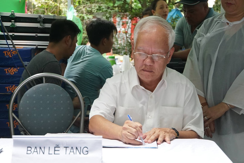 Lễ tang ông Nguyễn Hữu Hạnh: Mãi ghi nhớ những đóng góp trong cuộc kháng chiến thống nhất Tổ quốc - 9 Lễ tang ông Nguyễn Hữu Hạnh: Mãi ghi nhớ những đóng góp trong cuộc kháng chiến thống nhất Tổ quốc - 9