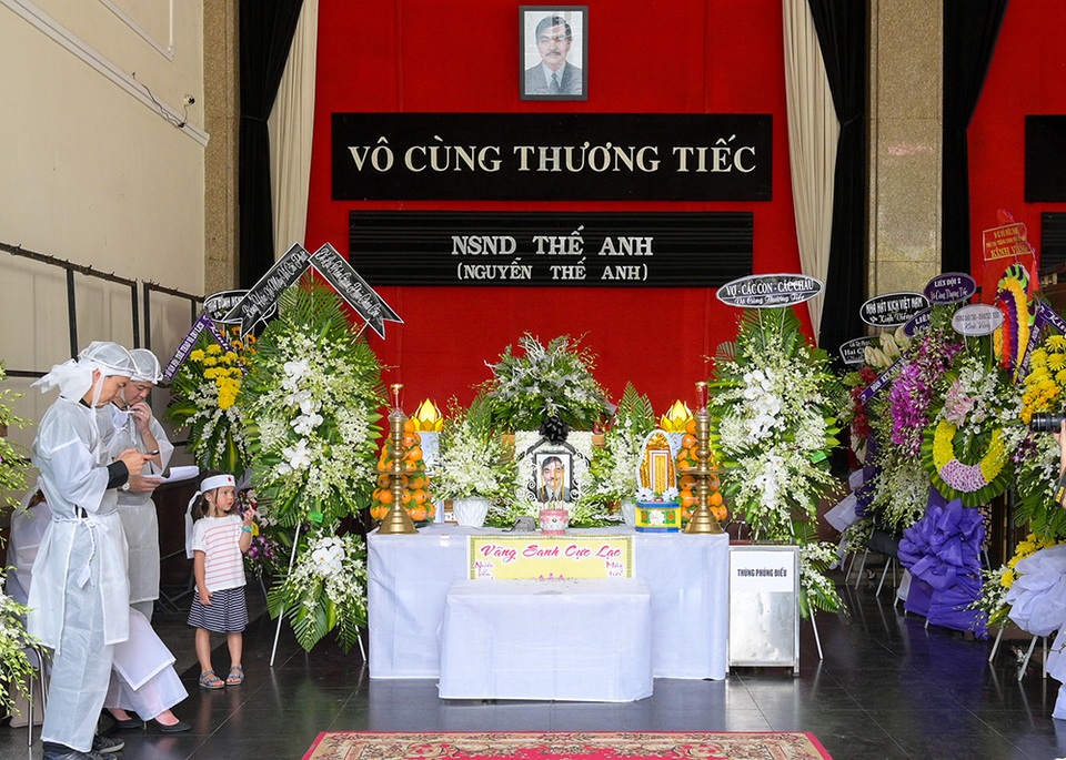 NSND Trung Anh bay từ Hà Nội vào TPHCM viếng NSND Thế Anh - 1 NSND Trung Anh bay từ Hà Nội vào TPHCM viếng NSND Thế Anh - 1
