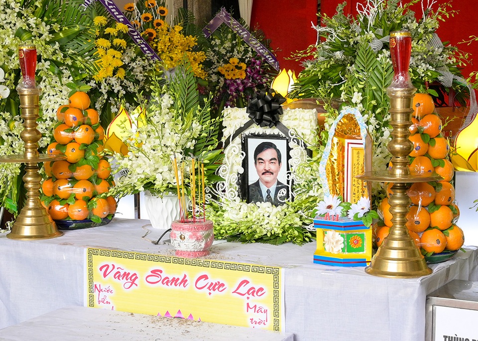 NSND Trung Anh bay từ Hà Nội vào TPHCM viếng NSND Thế Anh - 2 NSND Trung Anh bay từ Hà Nội vào TPHCM viếng NSND Thế Anh - 2