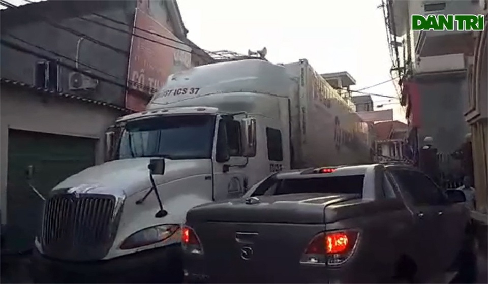 Hãi hùng cảnh những chiếc xe đầu kéo lừng lững chui vào khu dân cư - 1