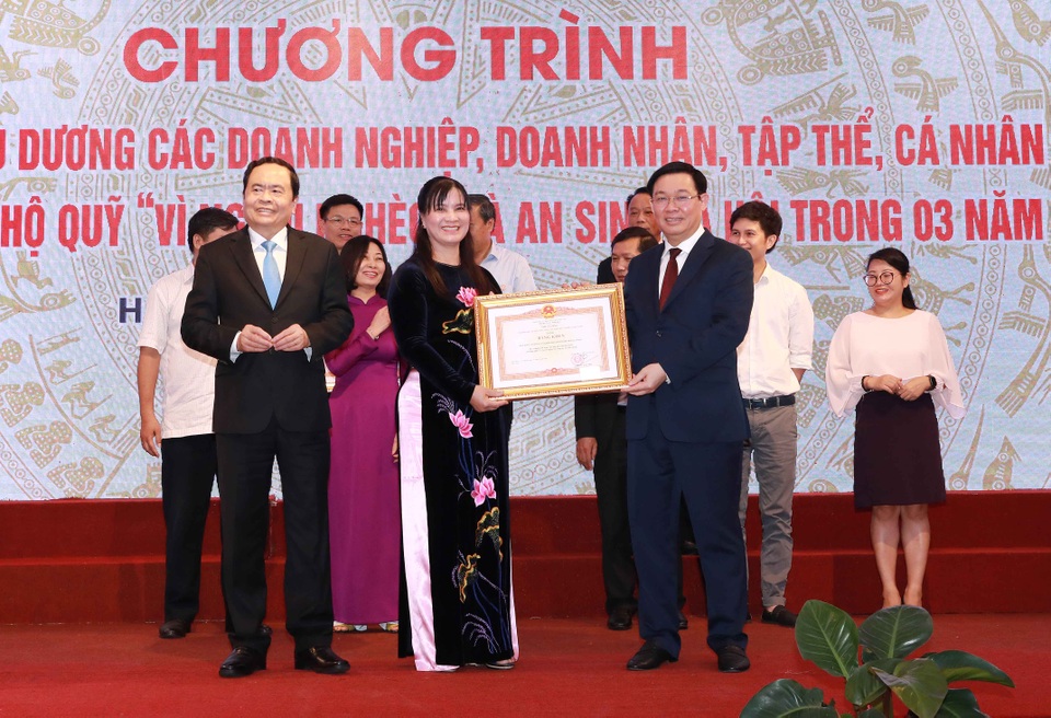 “Không được phép gian lận dù 1 cắc tiền nhắn tin ủng hộ người nghèo” - 1 “Không được phép gian lận dù 1 cắc tiền nhắn tin ủng hộ người nghèo” - 1