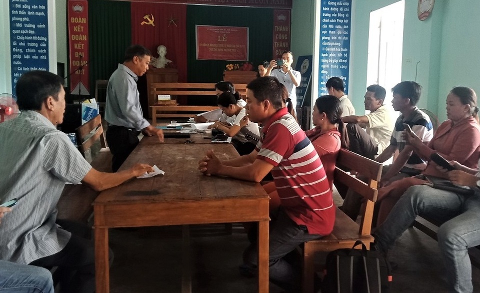 Cán bộ xã nhổ nhầm keo của người dân Cán bộ xã nhổ nhầm keo của người dân