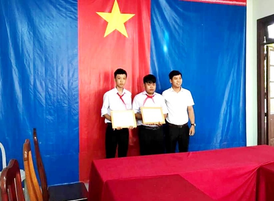 Học sinh trả lại tiền đánh rơi Học sinh trả lại tiền đánh rơi