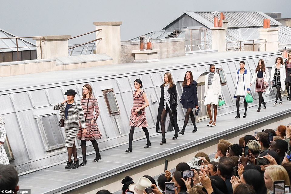 Diễn viên hài gây sốc khi nhảy vào giữa buổi trình diễn của Chanel - 3