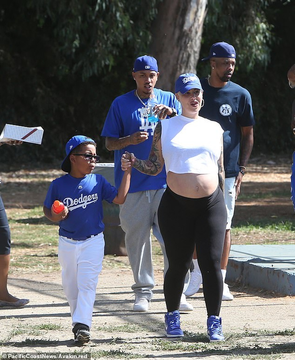 Vũ nữ thoát y bế bụng bầu 9 tháng ra phố - 5