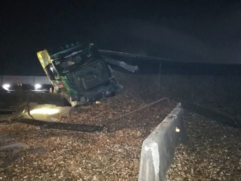 Xe container lật nghiêng, gỗ dăm đổ tràn đường dọn suốt đêm không hết - 2 Xe container lật nghiêng, gỗ dăm đổ tràn đường dọn suốt đêm không hết - 2