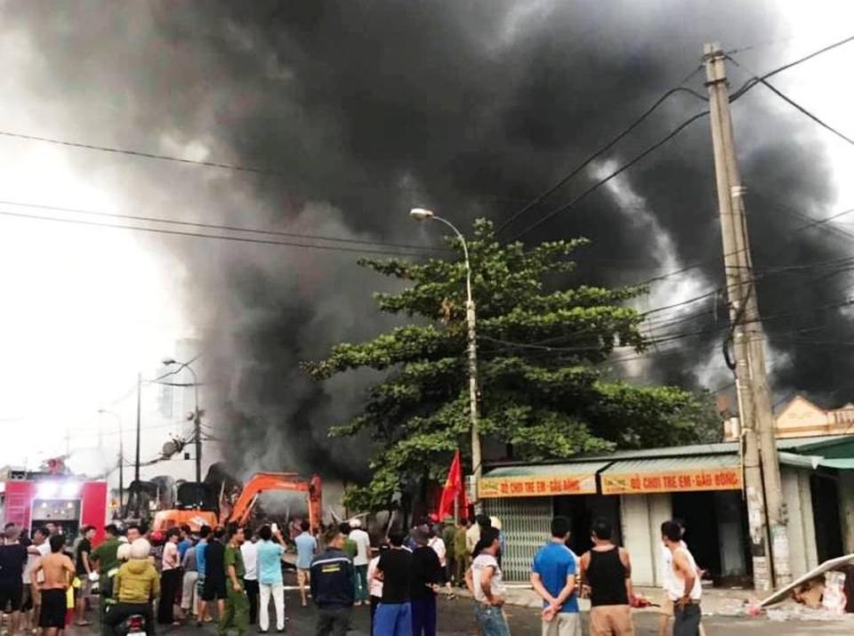 Hàng trăm ki-ốt tại chợ Còng cháy rụi trong đêm - 6 Hàng trăm ki-ốt tại chợ Còng cháy rụi trong đêm - 6