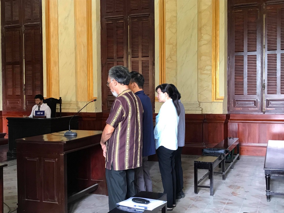 Trưởng chi nhánh doanh nghiệp nhà nước tham ô 60 tỉ đồng rồi bỏ trốn sang Mỹ - 1 Trưởng chi nhánh doanh nghiệp nhà nước tham ô 60 tỉ đồng rồi bỏ trốn sang Mỹ - 1