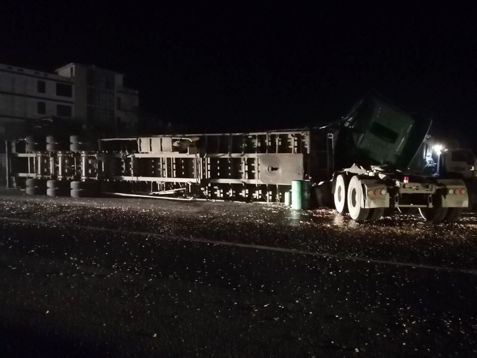 Xe container lật nghiêng, gỗ dăm đổ tràn đường dọn suốt đêm không hết - 1 Xe container lật nghiêng, gỗ dăm đổ tràn đường dọn suốt đêm không hết - 1
