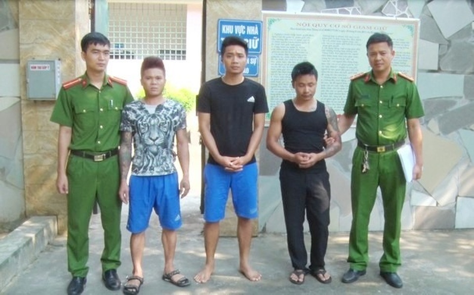 Người phụ nữ nghi thuê côn đồ ném “bom xăng” vào nhà tình địch - 1 Người phụ nữ nghi thuê côn đồ ném “bom xăng” vào nhà tình địch - 1