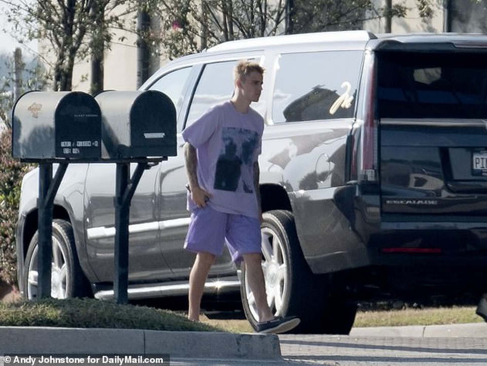 Justin và Hailey Bieber trở về nhà sau đám cưới toàn sao - 3 Justin và Hailey Bieber trở về nhà sau đám cưới toàn sao - 3