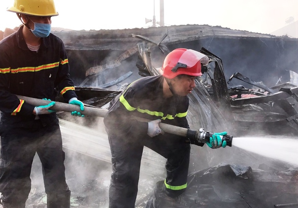 Hàng trăm ki-ốt tại chợ Còng cháy rụi trong đêm - 3 Hàng trăm ki-ốt tại chợ Còng cháy rụi trong đêm - 3