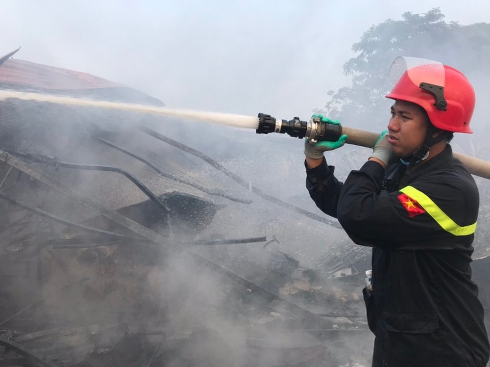 Hàng trăm ki-ốt tại chợ Còng cháy rụi trong đêm - 7 Hàng trăm ki-ốt tại chợ Còng cháy rụi trong đêm - 7