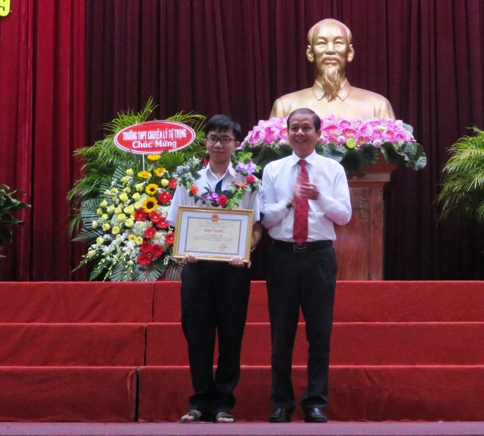 Trao bằng khen của Chủ tịch UBND thành phố Cần Thơ đến em Nguyễn Bá Vinh - 1 Trao bằng khen của Chủ tịch UBND thành phố Cần Thơ đến em Nguyễn Bá Vinh - 1