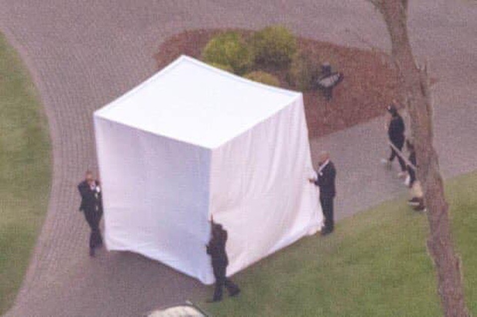 Đám cưới Justin Bieber: Cô dâu trốn trong chiếc lồng siêu to khổng lồ để tránh paparazzi - 2