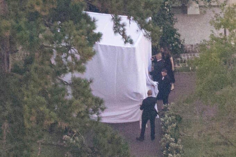 Đám cưới Justin Bieber: Cô dâu trốn trong chiếc lồng siêu to khổng lồ để tránh paparazzi - 1