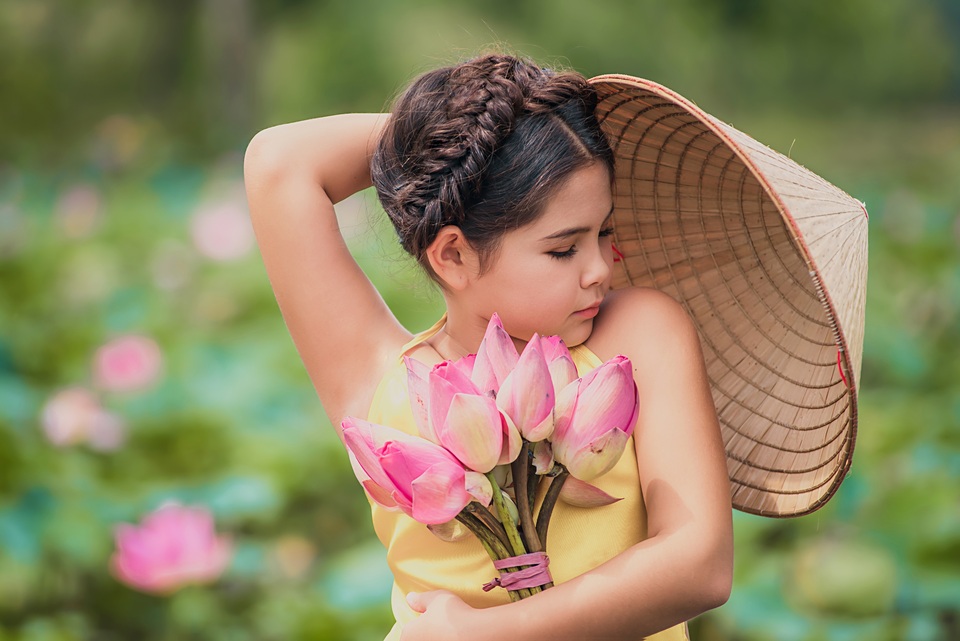 Bông hồng lai Pháp - Việt đốn tim người xem với bộ ảnh bên sen - 5 Bông hồng lai Pháp - Việt đốn tim người xem với bộ ảnh bên sen - 5