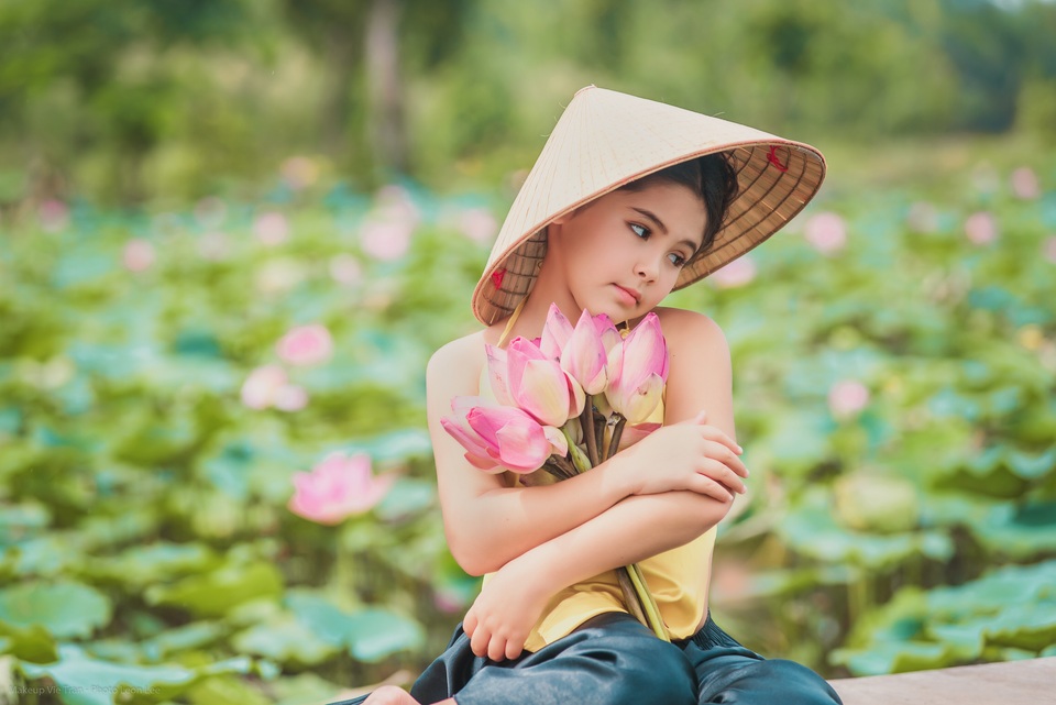 Bông hồng lai Pháp - Việt đốn tim người xem với bộ ảnh bên sen - 6 Bông hồng lai Pháp - Việt đốn tim người xem với bộ ảnh bên sen - 6